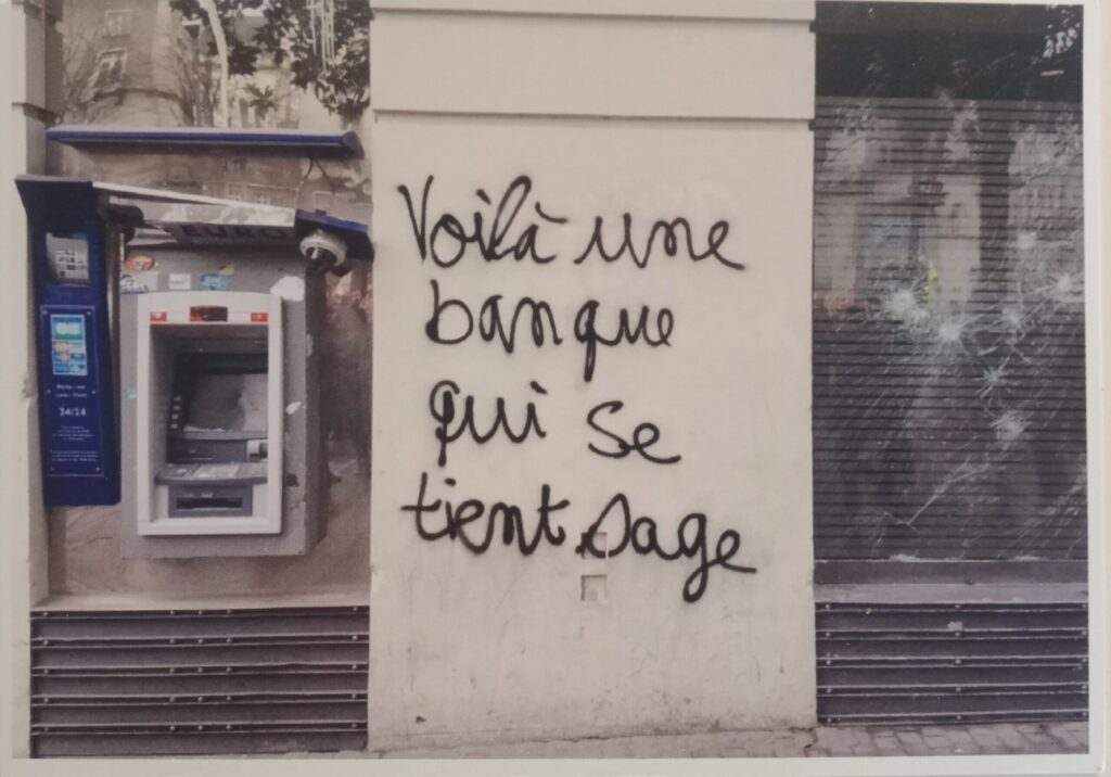 Carte postale "Une banque qui se tient sage"