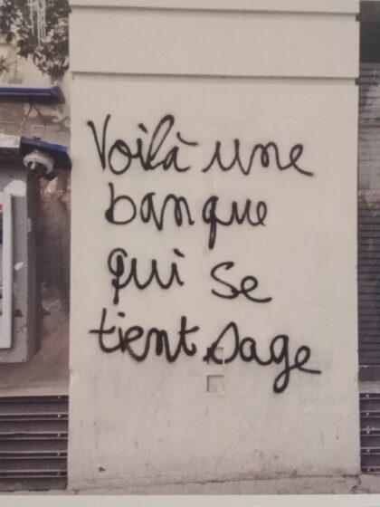 Carte postale "Une banque qui se tient sage"