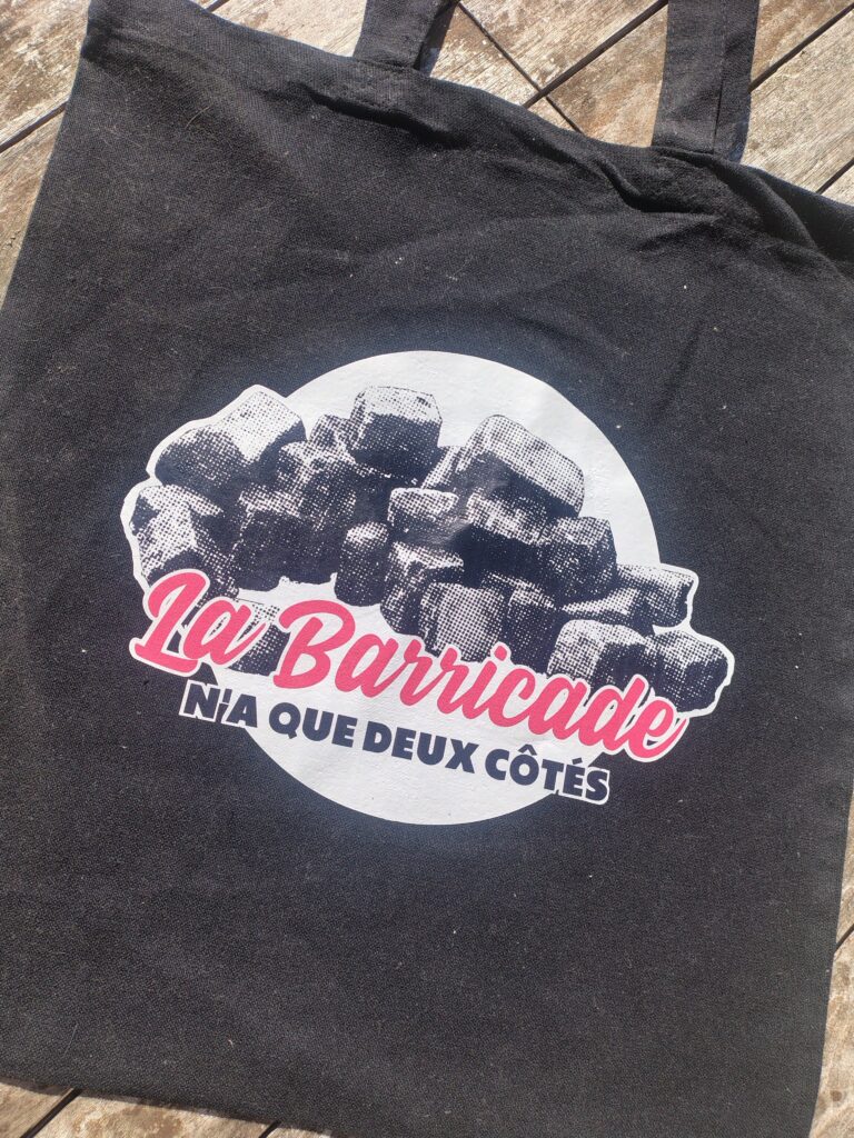 Tote bag "La barricade n'a que deux côtés"